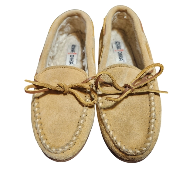 Minnetonka Shoes - Minnetonka light tan moccasin slipper faux fur lining womens 7